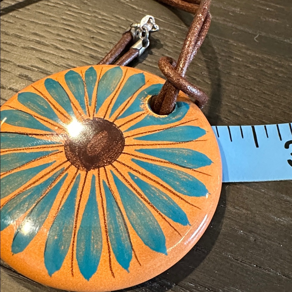 Vintage Henriot Quimper Hand‑Painted Pendant – Terracotta Blue Daisy – Signed - Picture 4 of 5